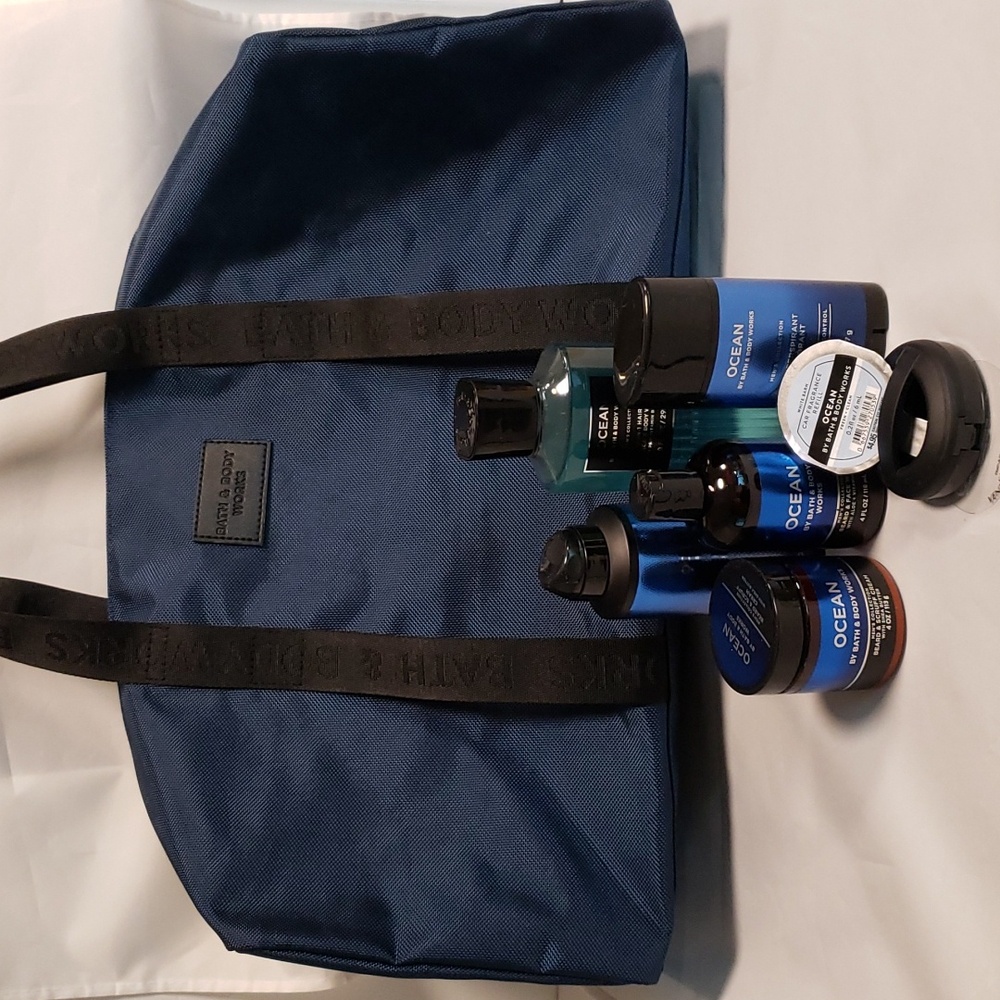 Bath & Body Works - OCEAN 8 Pc Men’s Collection Body Care Gift Set + Travel Bag